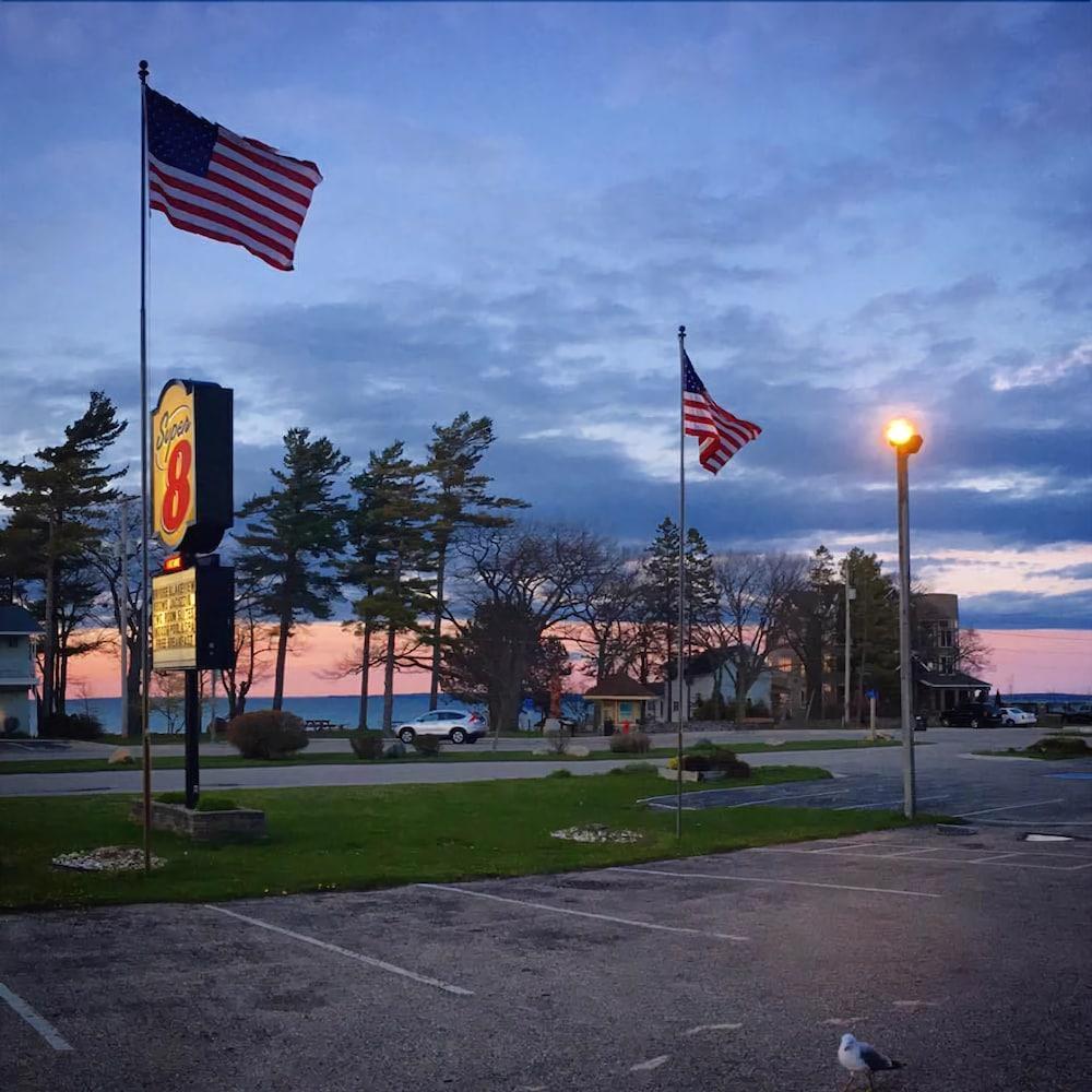 Super 8 By Wyndham Bridgeview Of Mackinaw City Exteriér fotografie