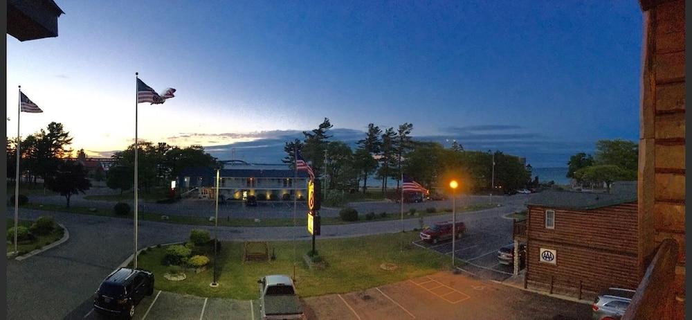 Super 8 By Wyndham Bridgeview Of Mackinaw City Exteriér fotografie