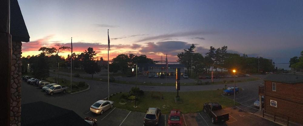Super 8 By Wyndham Bridgeview Of Mackinaw City Exteriér fotografie