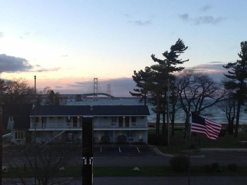 Super 8 By Wyndham Bridgeview Of Mackinaw City Exteriér fotografie