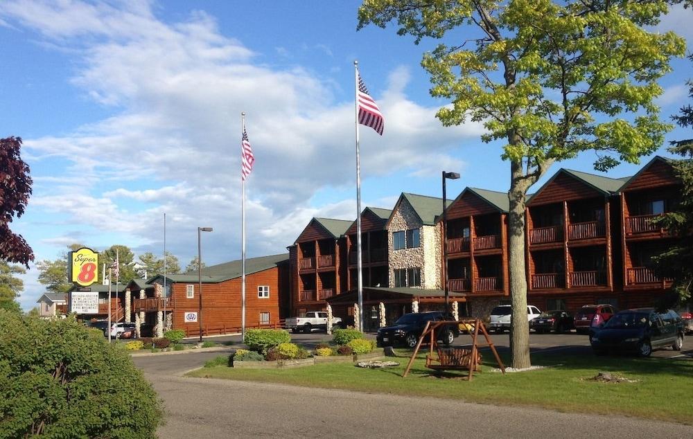Super 8 By Wyndham Bridgeview Of Mackinaw City Exteriér fotografie
