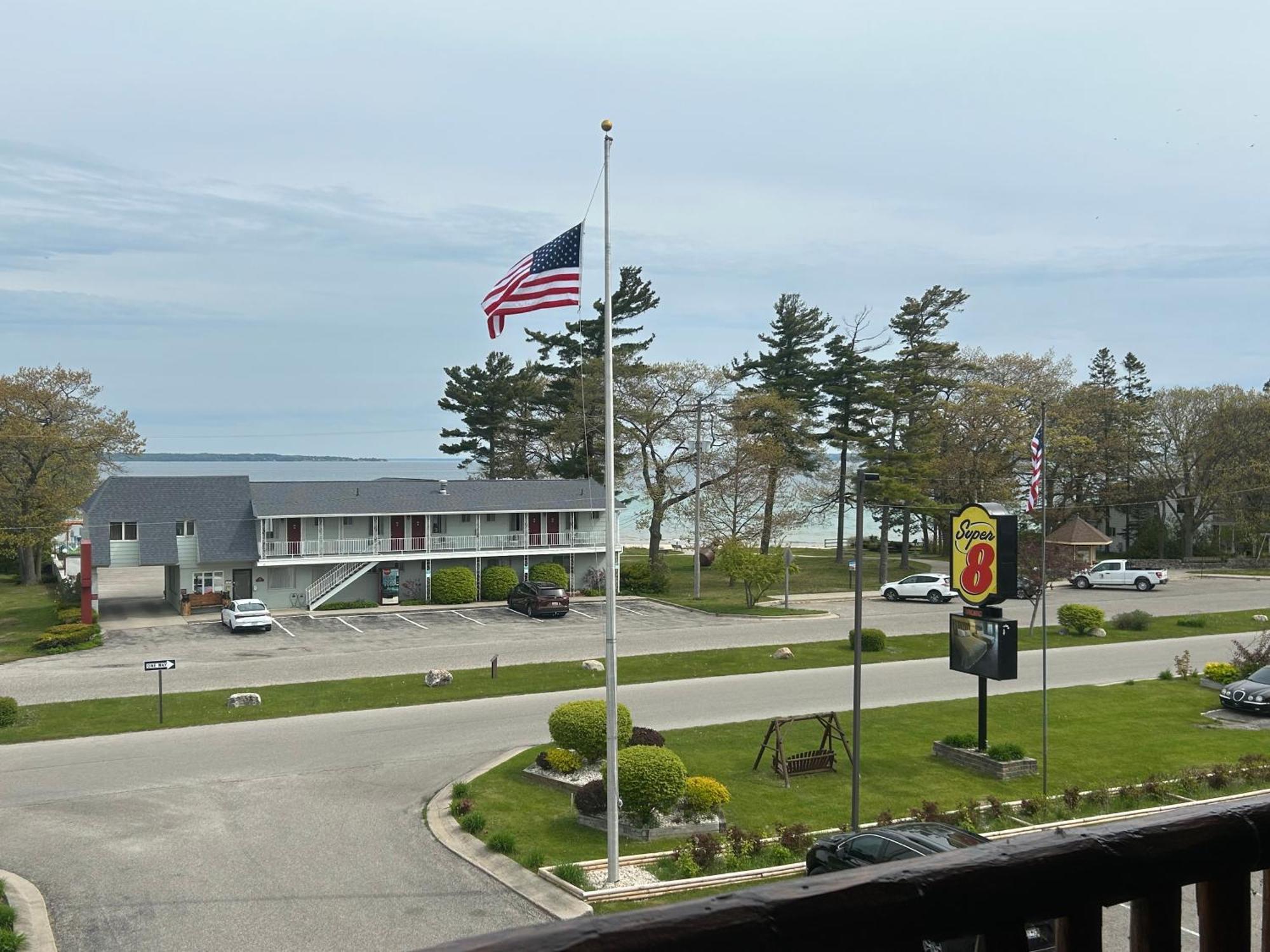 Super 8 By Wyndham Bridgeview Of Mackinaw City Exteriér fotografie