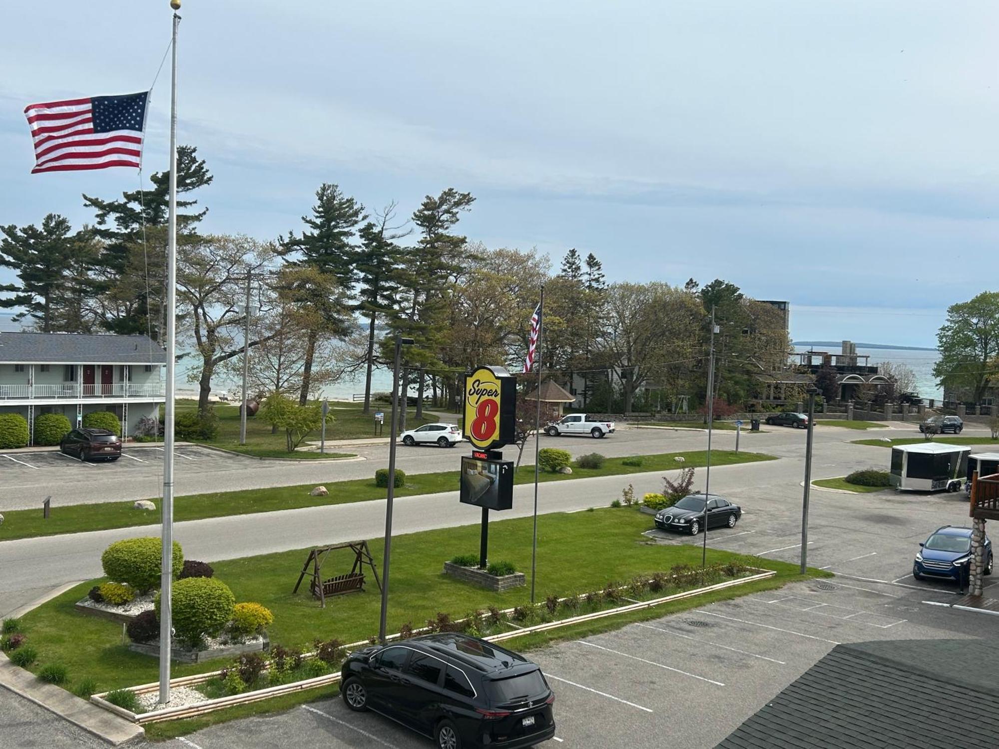 Super 8 By Wyndham Bridgeview Of Mackinaw City Exteriér fotografie