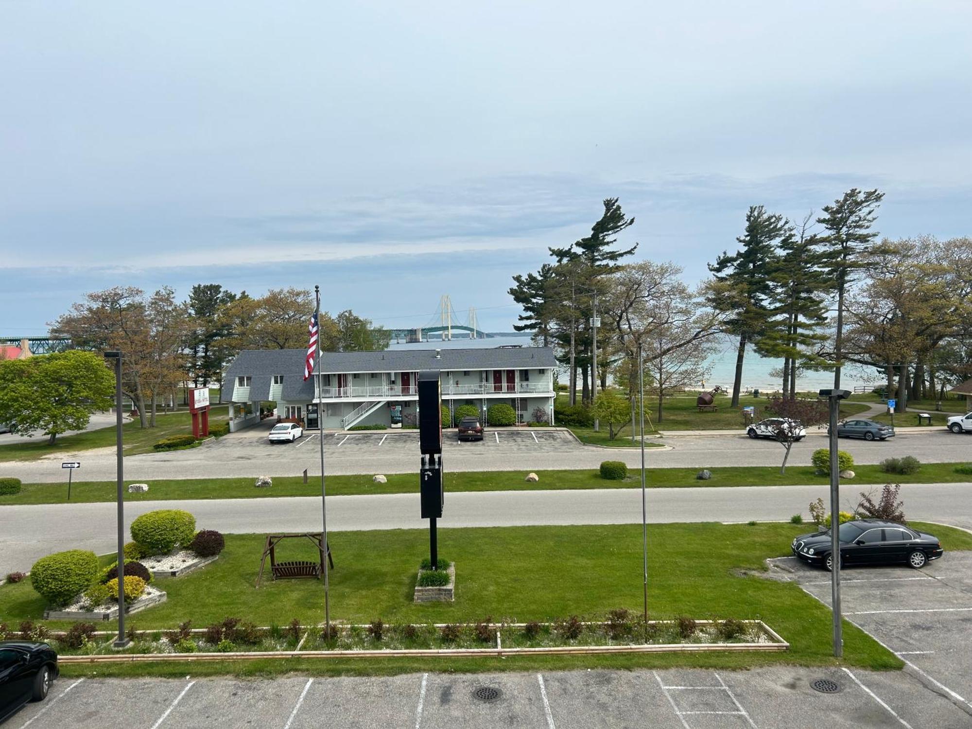 Super 8 By Wyndham Bridgeview Of Mackinaw City Exteriér fotografie