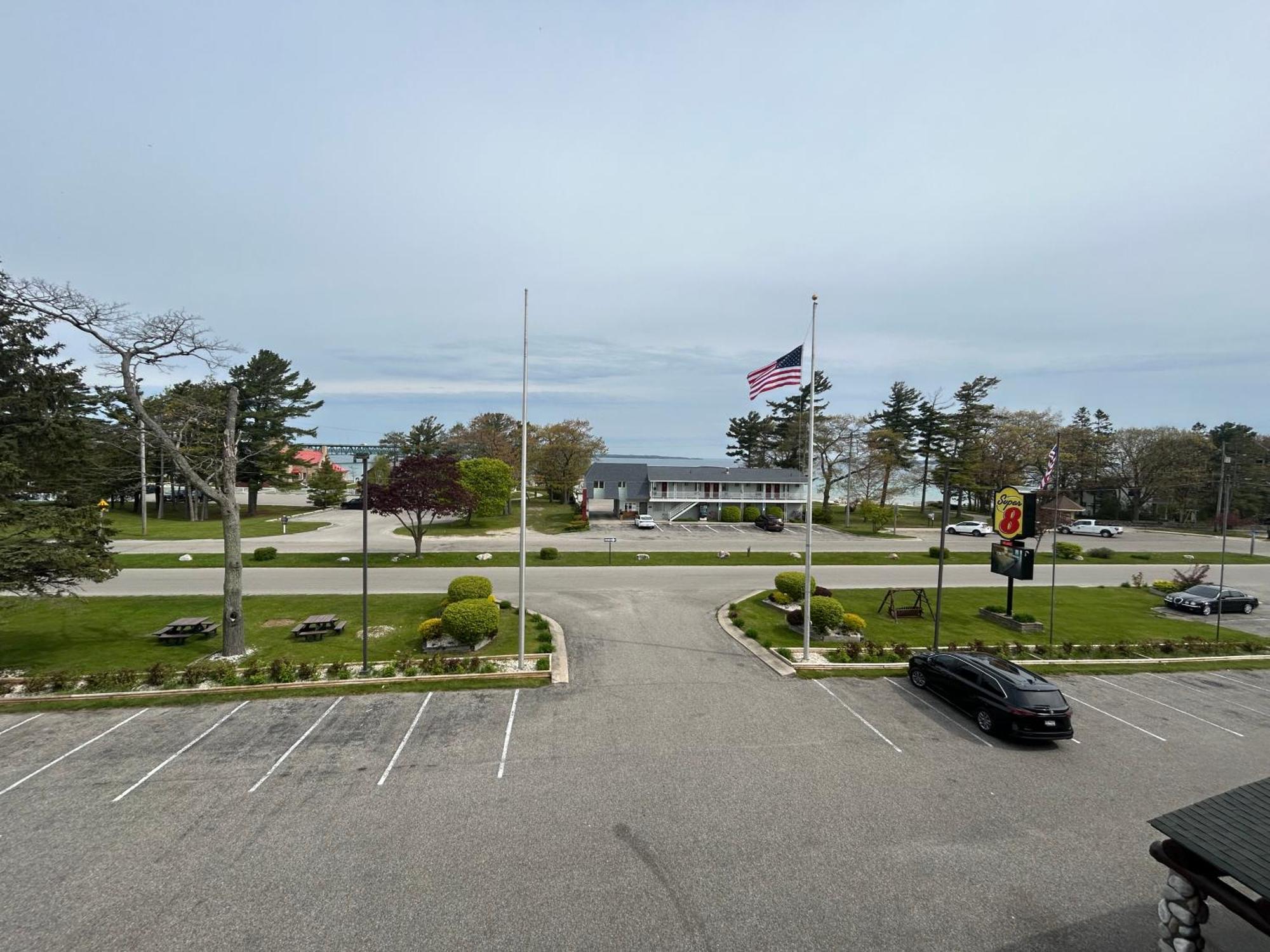 Super 8 By Wyndham Bridgeview Of Mackinaw City Exteriér fotografie