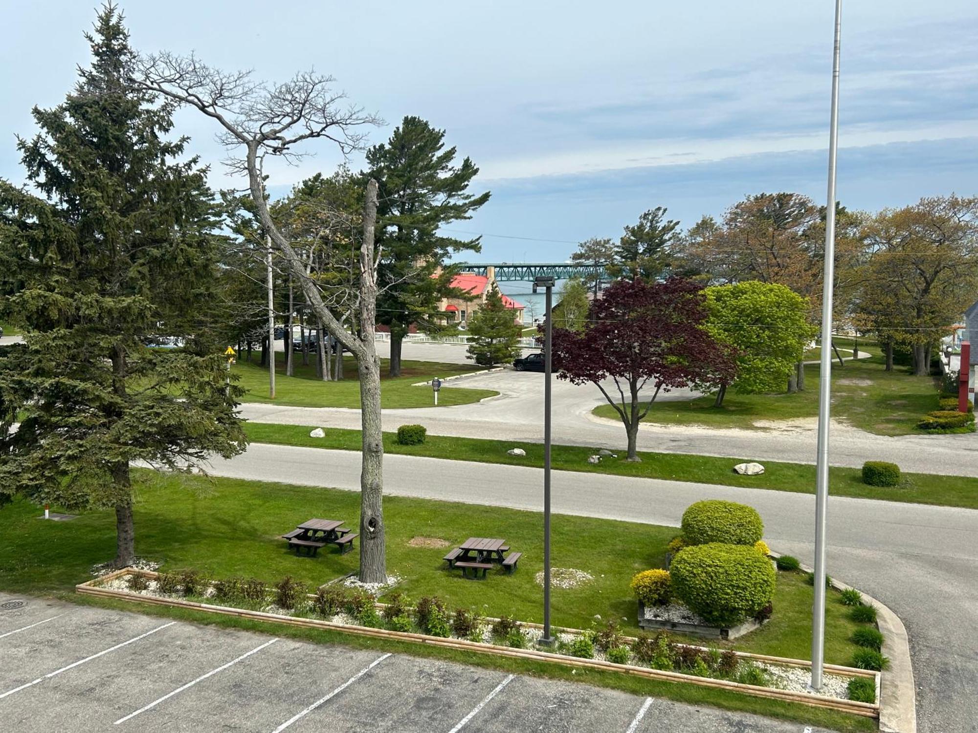 Super 8 By Wyndham Bridgeview Of Mackinaw City Exteriér fotografie