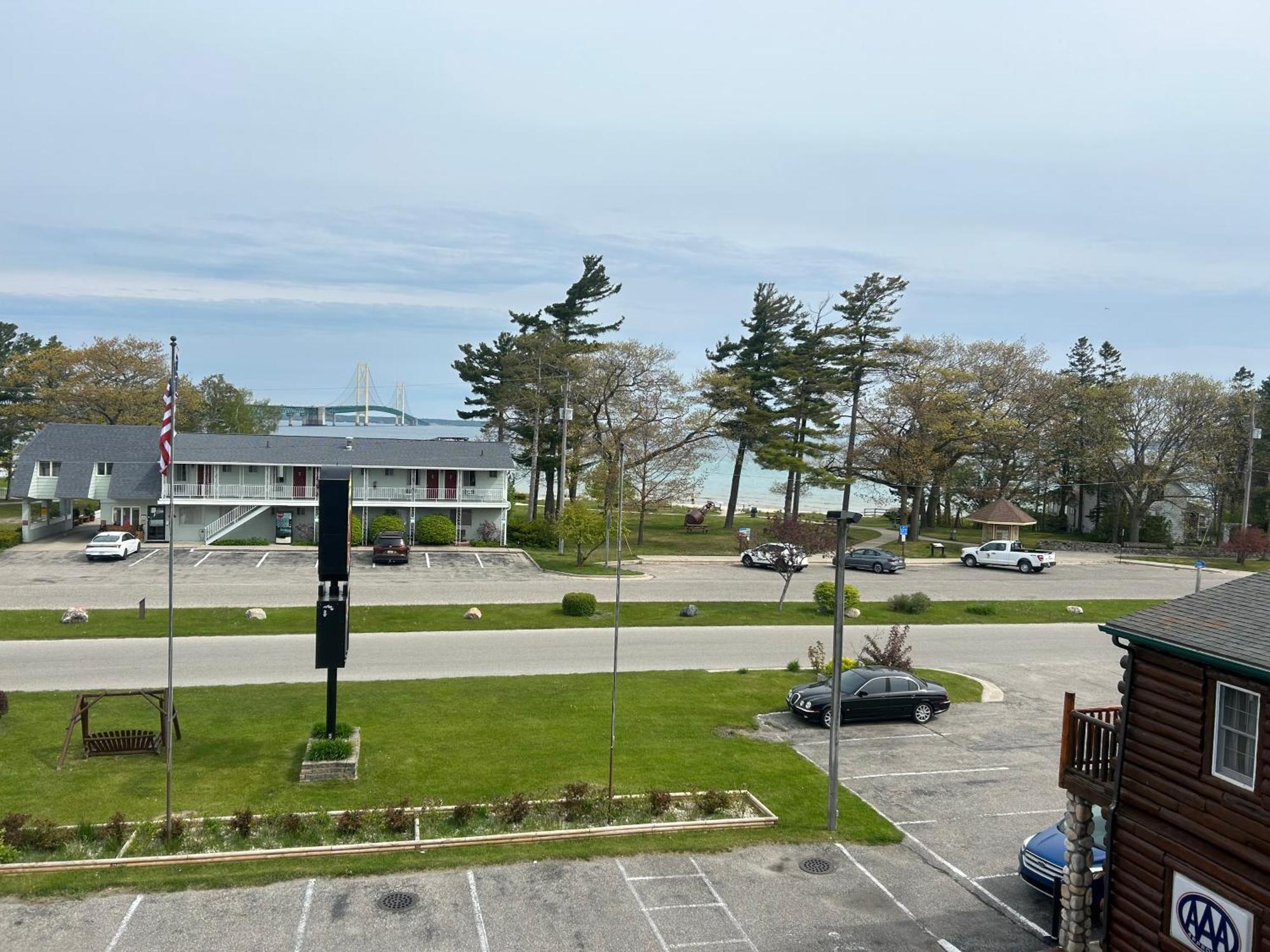 Super 8 By Wyndham Bridgeview Of Mackinaw City Exteriér fotografie