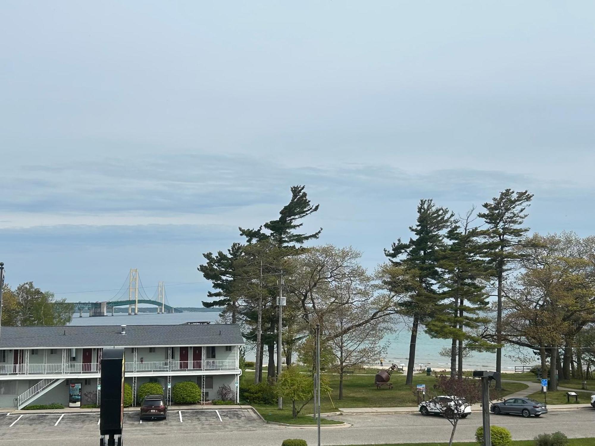 Super 8 By Wyndham Bridgeview Of Mackinaw City Exteriér fotografie